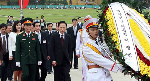 ▲ 베트남 하노이를 방문중인 이명박 대통령이 21일 오전 호치민 묘소에 헌화하고 있다. ⓒ 연합뉴스