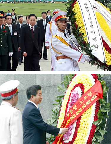 ▲ 베트남을 국빈 방문 중인 이명박 대통령이 21일 오전 하노이 시내 호치민 묘소를 찾아 헌화하고 있다.(사진 위) 지난 2004년 10월 호치민 묘소를 찾은 노무현 전 대통령. 전현직 대통령이 준비한 화환이 확연히 다른 모습을 하고 있다. ⓒ&nbsp;연합뉴스 