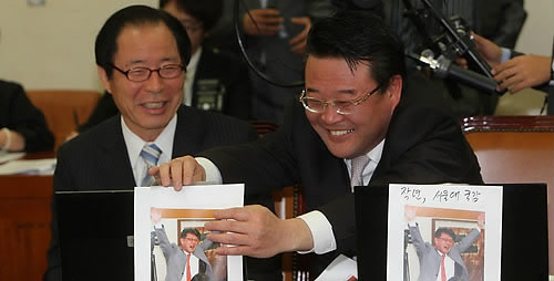 ▲ 21일 국회에서 열린 교육과학기술위 국정감사에서 서울대의 자료제출, 정운찬 총리의 증인채택 문제로 공방이 계속되자 한나라당 조전혁 의원이 국감 좀 하자며 작년 신문내용을 본인 컴퓨터와 옆자리 민노당 권영길 의원 컴퓨터 앞에 붙이고 있다. ⓒ연합뉴스