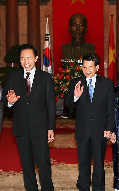 ▲ 이명박 대통령과 응웬밍찌엣 베트남 국가주석이 21일 하노이 주석궁에서 호치민 동상을 배경으로 포즈를 취한뒤 취재진을 향해 손을 들어 인사하고 있다. ⓒ 연합뉴스