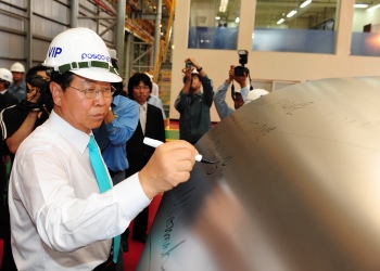 ▲ 포스코는 19일 베트남 호치민시 인근 붕타우성 푸미 공단에서 정준양 회장, 부 훼이 후앙(Vu Huy Hoang) 베트남 공상부 장관, 김상윤 주 베트남 총영사 등 700여 명이 참석한 가운데 동남아 최대인 연산 120만톤 규모의 냉연강판 공장 준공식을 가졌다. 포스코 정준양 회장이 준공식 후 첫 생산된 냉연제품에 &ldquo;포스코베트남은 포스코와 베트남을 연결해주는 21세기의 상징&rdquo;이라는 기념 문구를 적고 있다. ⓒ 뉴데일리