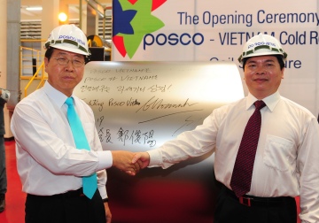 ▲ 포스코는 19일 베트남 호치민시 인근 붕타우성 푸미 공단에서 정준양 회장, 부 훼이 후앙(Vu Huy Hoang) 베트남 공상부 장관, 김상윤 주 베트남 총영사 등 700여 명이 참석한 가운데 동남아 최대인 연산 120만톤 규모의 냉연강판 공장 준공식을 가졌다. 포스코 정준양 회장(사진 왼쪽)이 준공식 후 첫 생산된 냉연제품에 &ldquo;포스코베트남은 포스코와 베트남을 연결해주는 21세기의 상징&rdquo;이라는 기념 문구를 적은 후 부 훼이 후앙(Vu Huy Hoang) 베트남 공상부 장관과 악수를 나누고 있다. ⓒ 뉴데일리