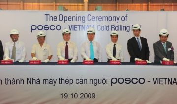 ▲ 포스코는 19일 베트남 호치민시 인근 붕타우성 푸미 공단에서 정준양 회장(사진 가운데), 부 훼이 후앙(Vu Huy Hoang) 베트남 공상부 장관(왼쪽에서 세번째), 응 웬 뚜언민(Nguyen Tuanminh) 붕타우성 당서기장(왼쪽에서 두번째), 응 웬 딴 쭝(Nguyen Thanh Trung) 동아스틸대표(오른쪽에서 세번째)등 700여 명이 참석한 가운데 동남아 최대인 연산 120만톤 규모의 냉연강판 공장 준공식을 가졌다.&nbsp;ⓒ 뉴데일리