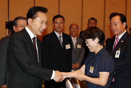 ▲ 베트남을 국빈 방문중인 이명박 대통령이 21일 오후 하노이 숙소호텔에서 동포 대표들과 간담회를 하기에 앞서 악수를 하고 있다. ⓒ 연합뉴스