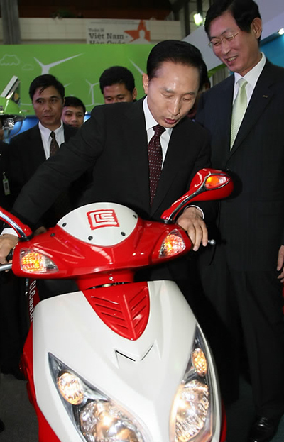 ▲ 베트남을 방문중인 이명박 대통령이 21일 하노이 국립컨벤션센터에서 개최된 '한·베트남 CEO포럼'에 참석해 녹색성장 전시장에서 전기 오토바이를 시승하고 있다. ⓒ 연합뉴스