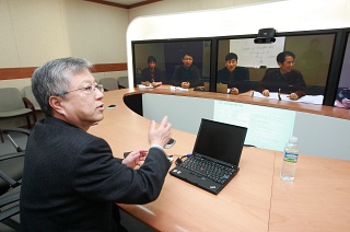 ▲ 그린IT위원회 회의를 주재하고 있는 이석채 KT 회장(맨 좌측). ⓒ 뉴데일리