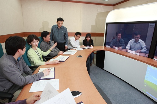 ▲ 경기도 분당 KT 본사 회의실에서 임직원들이 화상회의를 갖고 있는 모습. ⓒ 뉴데일리