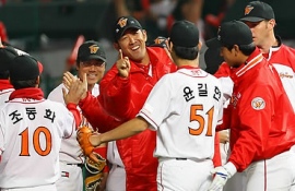 ▲ 20일 오후 인천 문학구장에서 열린 2009 CJ마구마구 프로야구 한국시리즈 4차전 SK와이번스 대 KIA타이거즈의 경기를 4대3 승리로 마무리 지은 SK 선수들이 서로를 격려하고 있다. ⓒ 연합뉴스