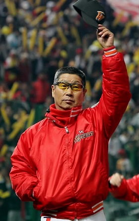 ▲ 20일 인천 문학구장에서 열린 2009 프로야구 한국시리즈 4차전 SK 와이번스와 기아 타이거즈와의 경기에서 4-3으로 승리를 이끈 SK 김성근 감독이 팬들을 향해 인사하고 있다. ⓒ 연합뉴스