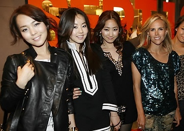 ▲ 원더걸스가 지난 11일(한국시간) 미국 뉴욕의 토리버치 매장에서 열린 라이프스타일 브랜드 '토리 버치'의 파티에 참석한 모습.  ⓒ 연합뉴스