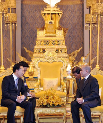 ▲ 동남아 3개국 순방의 두번째 기착지인 캄보디아를 방문한 이명박 대통령이 22일 프놈펜 왕궁에서 노로돔 시하모니 국왕을 면담하고 있다. ⓒ 연합뉴스