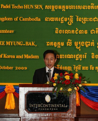 ▲ 이명박 대통령이 22일 프놈펜 인터콘티넨탈 호텔에서 열린 한&middot;캄보디아 경제인 오찬에 참석, 기조연설을 하고 있다. ⓒ&nbsp;연합뉴스