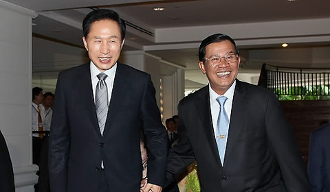 ▲ 이명박 대통령과 훈센 캄보디아 총리가 22일 캄보디아 프놈펜에서 열린 '한.캄보디아 경제인 오찬' 행사장에서 다정한 포즈를 취하며 걸어가고 있다. ⓒ 연합뉴스