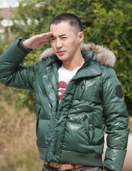 ▲ 그룹 신화 멤버인 가수 전진이 22일 충남 논산 육군훈련소에 입소하며 팬들에게 작별인사를 하고 있다. ⓒ&nbsp;연합뉴스