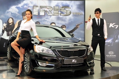 ▲ 드라마 '아이리스(IRIS)'에 등장할 예정인 기아차의 준대형 신차 'K7'과 함께 모델이 포즈를 취하고 있는 모습. ⓒ 뉴데일리
