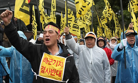 ▲ 서귀포 강정마을에 들어설 해군 기지 건설에 반대하며 시위를 벌이고 있는 주민들 ⓒ연합뉴스