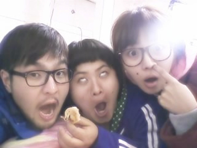 ▲ 브아걸 나르샤(우측)의 코 파는 모습이 인상적이다.&nbsp;ⓒ 김태우 미니홈피