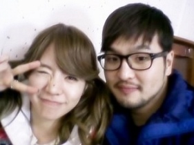 ▲ 써니와 함께 기념사진을 찍고 있는 김태우. ⓒ 김태우 미니홈피