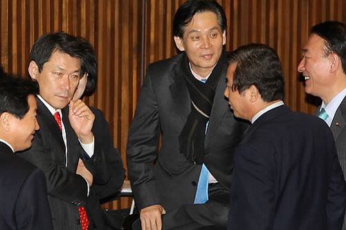 ▲ 국회 본회의장에서 공성진 최고위원 등 한나라당 친이계 의원들이 계속 늦어지는 본회의를 기다리며 얘기하고 있다. ⓒ연합뉴스