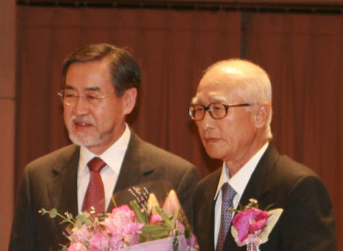 ▲ 김우중 전 대우그룹 회장이 한홍택 KIST 원장과 나란히 포즈를 취했다. ⓒ 뉴데일리