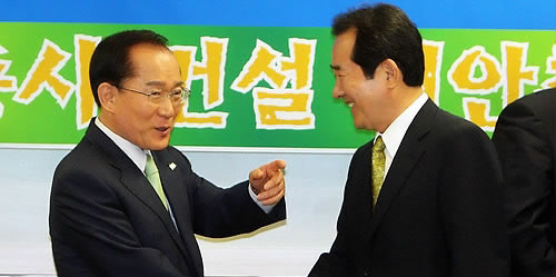 ▲ 민주당 정세균 대표와 자유선진당 이회창 총재가 9월 27일 국회 의원회관에서 만나 악수하고 있다. 양당은 세종시 원안추진, 정운찬 총리 후보자의 임명동의안 처리반대 등 공조 입장을 분명히 했다. ⓒ연합뉴스