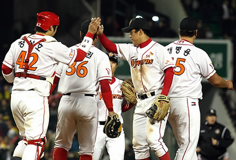 ▲ 23일 오후 서울 잠실야구장에서 열린 프로야구 한국시리즈 6차전 기아 타이거즈-SK 와이번스 경기에서 승리한 SK 선구들이 환호하고 있다. ⓒ연합뉴스