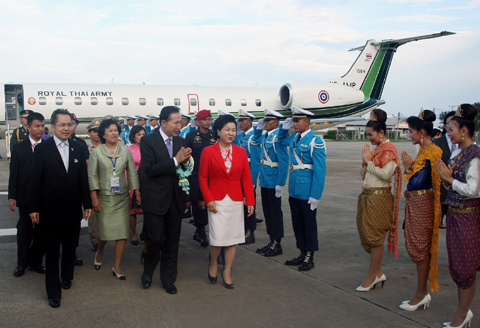 ▲ 이명박 대통령과 부인 김윤옥 여사가 24일 태국 측이 제공한 비행기편으로 후아힌에 도착하고 있다. ⓒ 뉴데일리