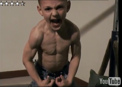 ▲ 어른 뺨치는 근육질로 화제선상에 오른 이탈리아의 줄리아노(5). ⓒ&nbsp;유튜브 동영상 캡처