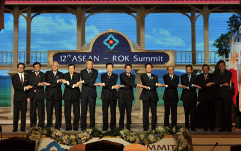 ▲ 이명박 대통령이 24일 태국 후아힌에서 개최된 한·아세안(ASEAN) 정상회의에서 기념촬영을 하고 있다. ⓒ 뉴데일리