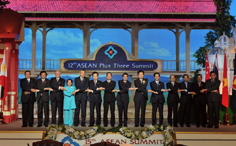 ▲ 이명박 대통령이 24일 태국 후아힌에서 개최된 아세안(ASEAN)+3 정상회의에 참석, 기념촬영을 하고 있다. ⓒ 뉴데일리