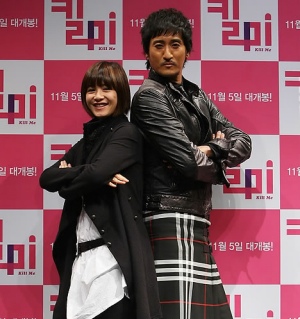 ▲ 20일 오전 압구정 CGV에서 열린 영화 '킬미(Kill Me)'(감독 양종현) 제작보고회에서 배우 신현준(오른쪽)과 강헤정이 포즈를 취하고 있다. ⓒ 연합뉴스