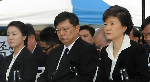 ▲ 한나라당 박근혜 전 대표가 26일 국립서울현충원에서 열린 박정희 전 대통령 서거 30주기 추도식에서 추도사를 경청하고 있다. ⓒ연합뉴스