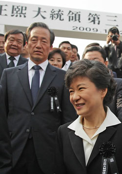 ▲ 한나라당 박근혜 전 대표와 정몽준 대표가 26일 국립서울현충원에서 열린 박정희 전대통령 서거 30주기 추도식에서 분향을 마친 뒤 함께 식장을 나서고 있다. ⓒ연합뉴스