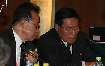 ▲ 북한이 국제 사회에 유화적인 모습을 보이는 이유는 난국을 돌파하기 위한 김정일의 각개격파 전략인 것으로 알려졌다. 사진은 북한 외교 실무를 총괄하는 외무성 부상 김계관(왼쪽)과 외무성 미주국장 이근 ⓒ 연합뉴스 