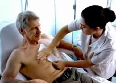 ▲ 2008년 환경단체 '국제 보존(Conservation International : CI)'이 제작한 해리슨 포드의 '가슴털 제거' 동영상 스틸.&nbsp; ⓒ 유튜브 캡쳐