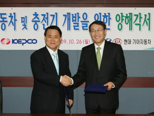 ▲ 김쌍수 한국전력 사장(사진 왼쪽)과 이현순 현대기아차 부회장이 전기자동차 및 충전기 개발을 위한 양해각서를 체결하고 악수를 나누고 있다. ⓒ 뉴데일리
