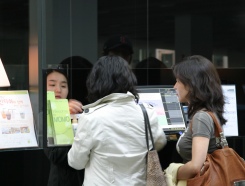 ▲ '필름 부문 수상작 하이라이트 CF'를 보기 위해 아트하우스 모모를 찾은 관람객들. ⓒ 뉴데일리 
