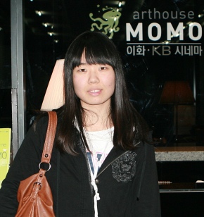 ▲ '필름 부문 수상작 하이라이트 CF'를 보기 위해 아트하우스 모모를 찾은 관람객들. ⓒ 뉴데일리 