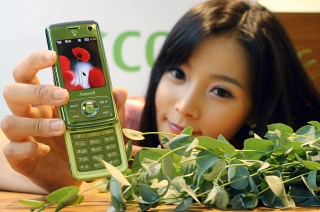 ▲ 삼성전자의 '에코폰'을 한 모델이 들어보이고 있다.  ⓒ 뉴데일리