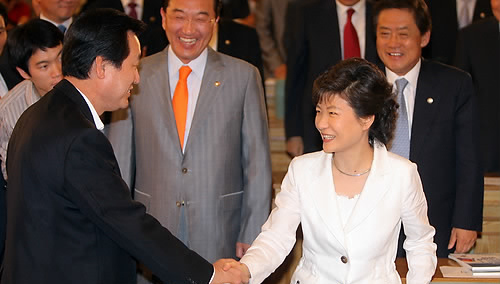 ▲ 박근혜 전 한나라당 대표와 친박계 좌장으로 불리는 김무성 의원이 지난 6월 5일 국회 의원회관 소회의실에서 열린 '여의포럼' 창립 1주년 행사에서 '갈등설'이 불거진 뒤 처음 만났다. ⓒ연합뉴스