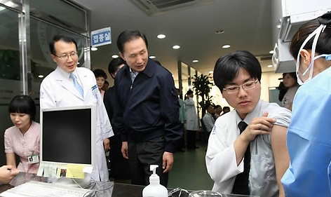 ▲ 이명박 대통령이 28일 오후 최근 급속히 확산되고 있는 신종플루의 현장 대응체계를 점검하기 위해 거점병원인 서울 중구 국립의료원을 방문해 의료진의 백신접종을 지켜보고 있다. ⓒ 연합뉴스