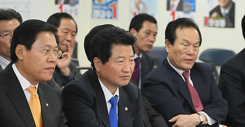 ▲ 28일 오후 서울 여의도 한나라당 당사에 마련된 한나라당 재보선 상황실에서 안상수원내대표 등 여당 지도부들이 정몽준대표가 자리를 뜬 가운데 심각한 표정으로 재보선 개표 방송을 지켜보고 있다. ⓒ연합뉴스