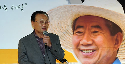 ▲ 이해찬 전 국무총리가 13일 오후 부산 국제신문 강당에서 개최된 '노무현 시민학교'에서 정국현안에 대한 입장을 밝히고 있다. ⓒ연합뉴스