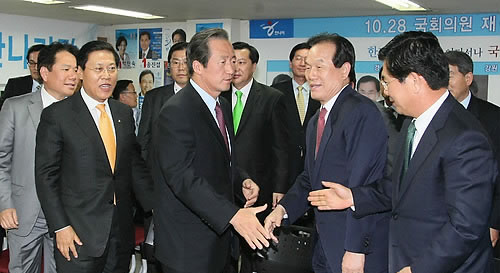 ▲ 한나라당 정몽준대표 등 지도부들이 28일 오후 서울 여의도 한나라당 당사에 마련된 한나라당 재보선 상황실에서 개표가 모두 끝난 뒤 박수를 치며 자축하고 있다. ⓒ연합뉴스