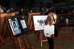 ▲ '2009 칸 국제광고제' 인쇄 부문 수상작들을 감상하고 있는 관람객. ⓒ 뉴데일리 