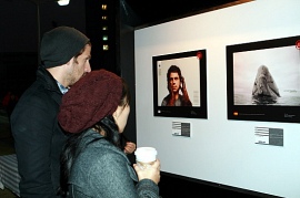 ▲ 인쇄광고 수상작을 감상하고 있는 관람객 ⓒ뉴데일리 