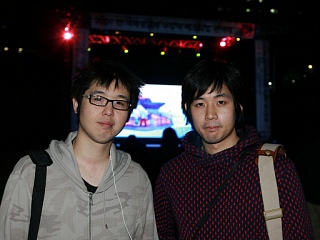 ▲ 야외상영회 직후 인터뷰에 응한 장정하(26·우), 장영하(28·좌) 형제 ⓒ 뉴데일리 