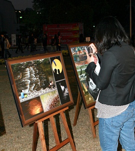 ▲ 전시 작품을 지켜보던 한 여학생이 핸드폰으로 촬영을 하고 있다. ⓒ 뉴데일리