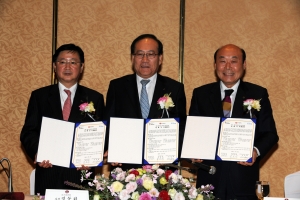 ▲ 대구시와 광주시는 29일 오후 3시 르네상스 서울호텔 3층 귀빈실에서 (주)포스코 건설과 돔 야구장 건립을 위한 양해각서(MOU)를 공동 체결했다(사진 왼쪽부터 권영세 대구시 행정부시장, 정동화 (주)포스코건설 대표이사, 박광태 시장). ⓒ 뉴데일리