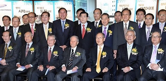 ▲ 30일 오후 서초동 삼성전자 사옥에서 열린 창립 40주년 기념식에서 이윤우 부회장과 전.현직 사장들이 행사 시작에 앞서 기념촬영을 하고 있다. ⓒ 연합뉴스